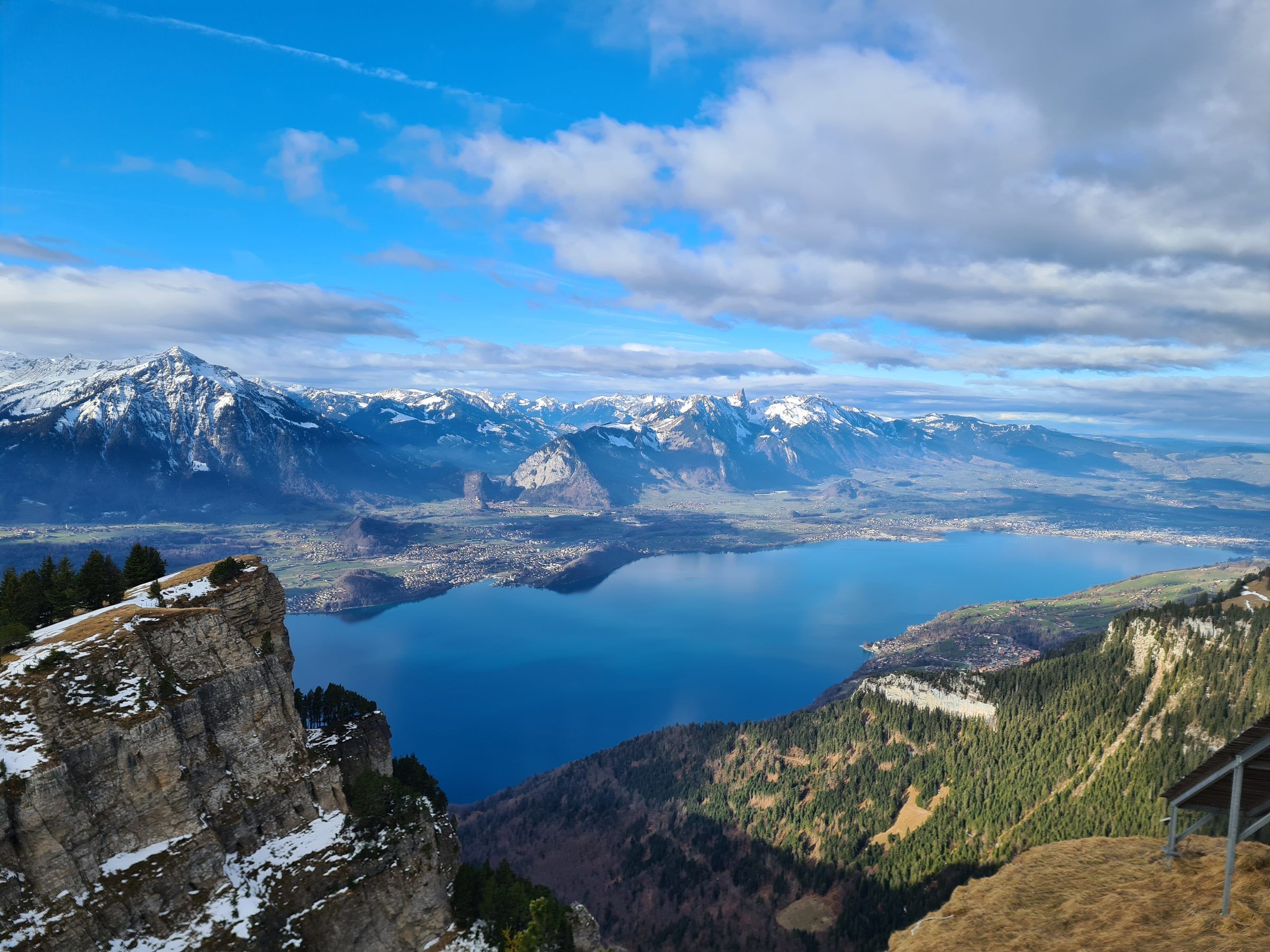 Blick auf den Thunersee und die Berner Alpen